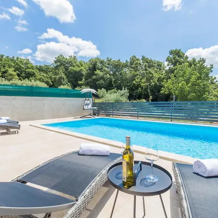 Aria Private Pool Near