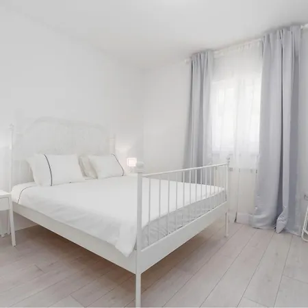 Aria Private Pool Near