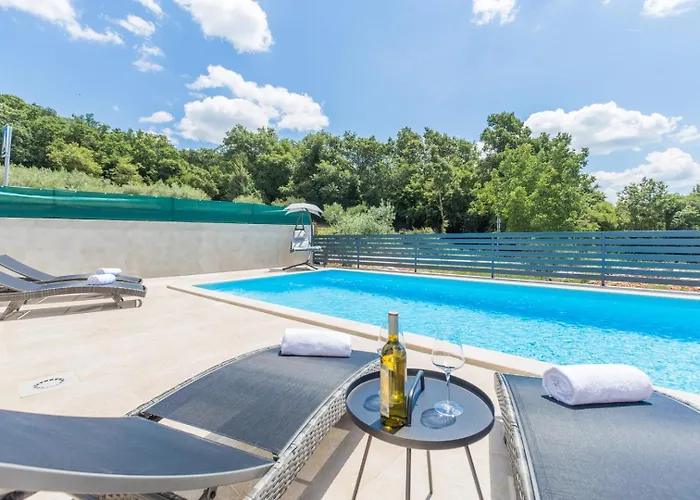 Aria Private Pool Near