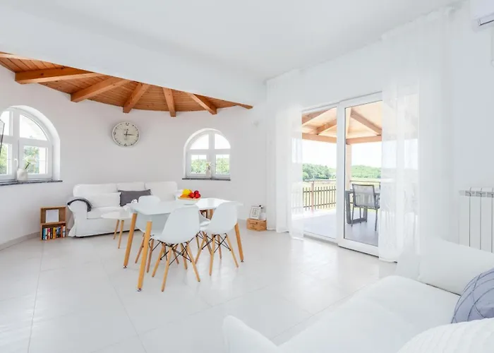 Aria Private Pool Near Vila