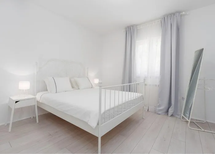 Aria Private Pool Near